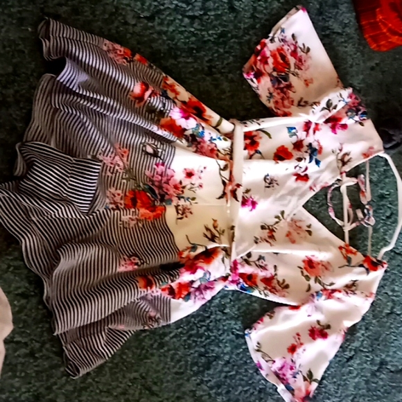 A romper shorts and ties and zips in the back it's a size xs - Picture 1 of 3